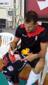 Bartosz Kurek mentre firma la sua maglia